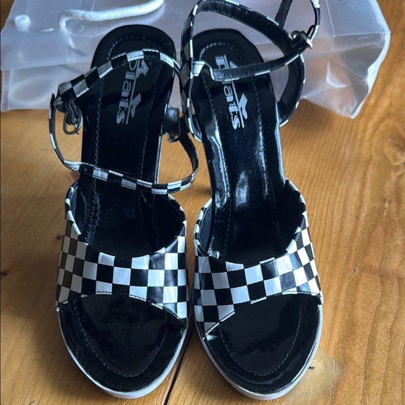 Black and White Checkered Women's Heels Size 6 Halloween - Picture 1 of 6